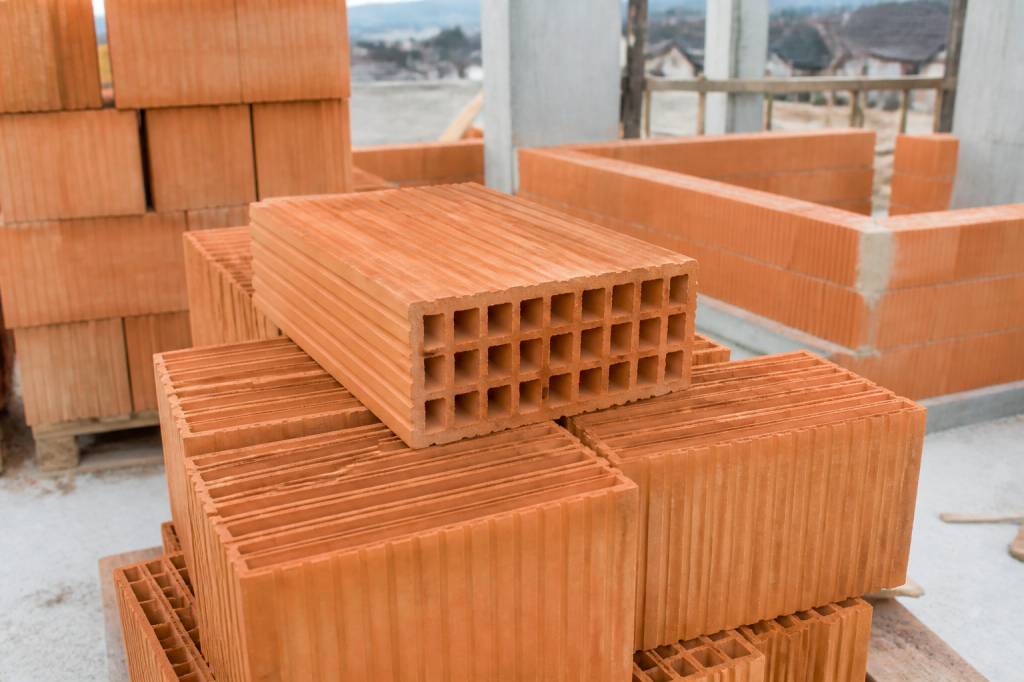 Ladrillo termoarcilla: qué es, ventajas y usos en construcción sostenible
